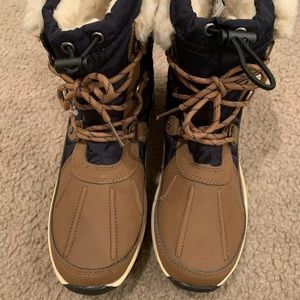 New Quilted Navy & Tan Bearpaw Boots Laces Size 7